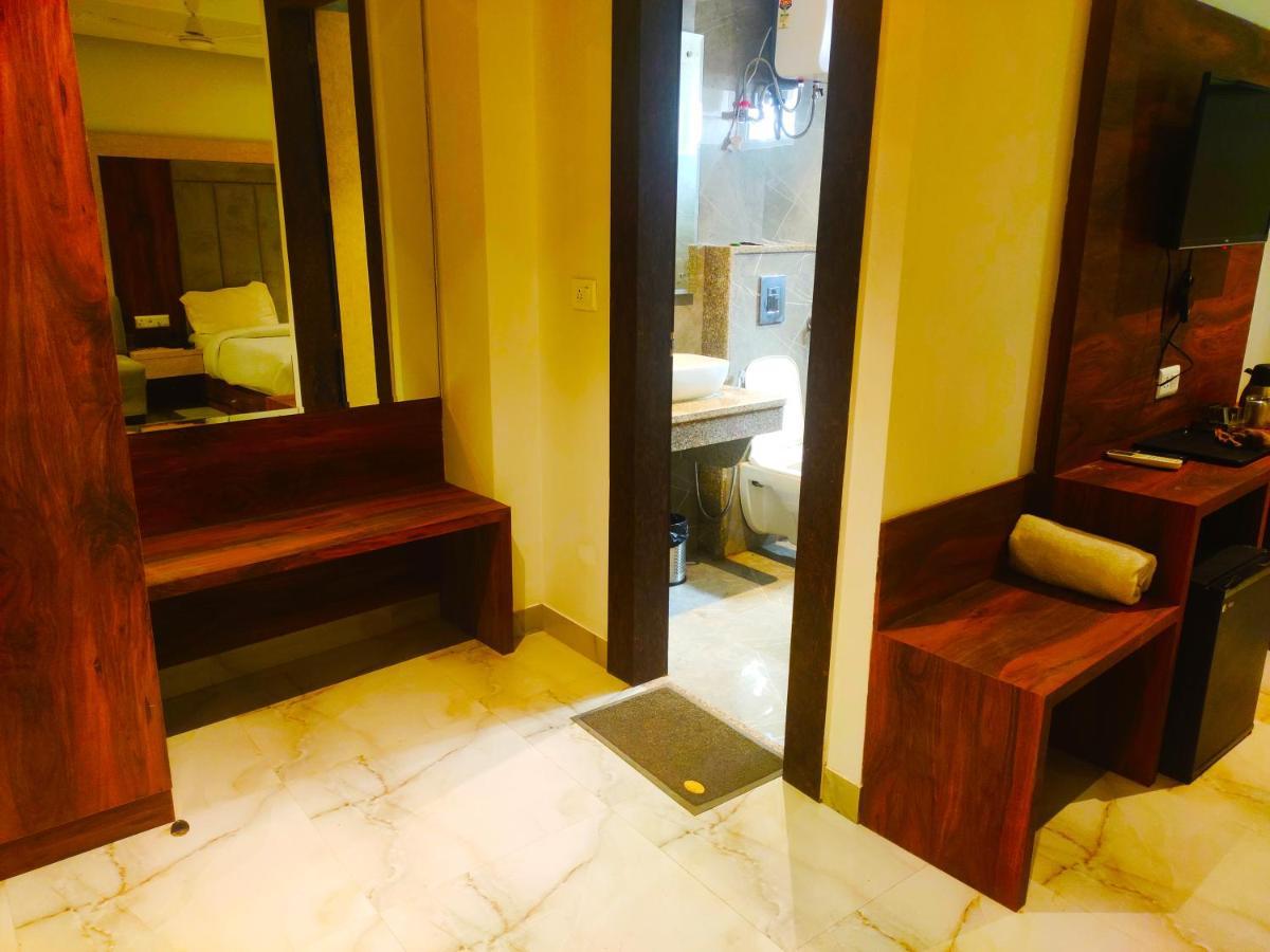 Hotel The Nilsa นิวเดลี ภายนอก รูปภาพ